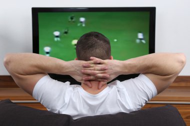 genç adam futbol TV izlerken