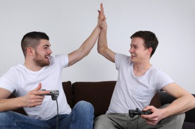 video oyunları oynarken vererek beşlik gençler