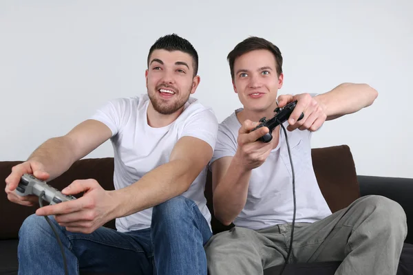 Молодые люди веселятся, играя в видеоигры — стоковое фото
