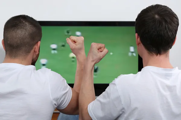 Jóvenes viendo fútbol en la televisión — Foto de Stock