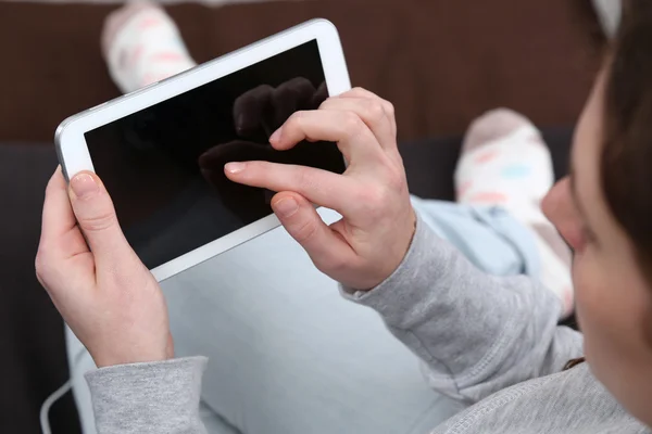 Mujer joven usando su tableta — Foto de Stock