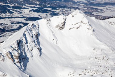 Kış aylarında karla kaplı yüksek dağ tepe