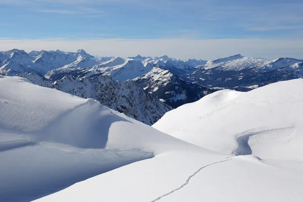 冬の風景山は雪で覆われて — ストック写真