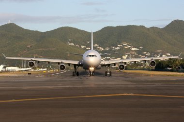 uçak kalkış konumuna havaalanında taksiler
