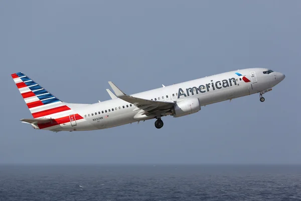 Amerikan Havayolları boeing 737-800 yeni üniforma içinde