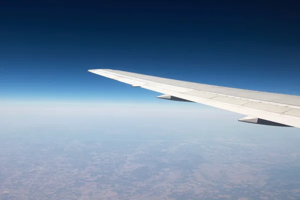 Repülőgép szárnya egy repülés közben — Stock Fotó