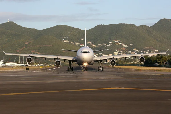 飛行機は空港で離陸位置にタクシーします。 — ストック写真