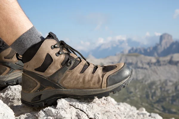 Botas de senderismo de un excursionista en las montañas — Foto de Stock
