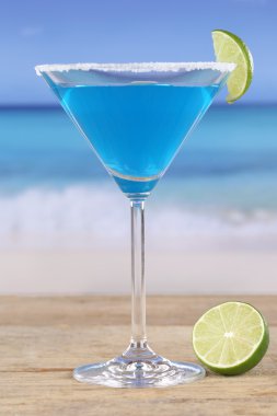sahilde kokteyl Blue curacao