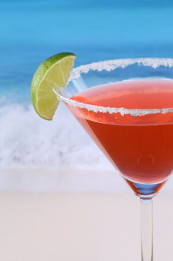 Sahilde kırmızı martini kokteyl kadar yakın