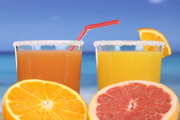 Succo d'arancia sulla spiaggia — Foto Stock