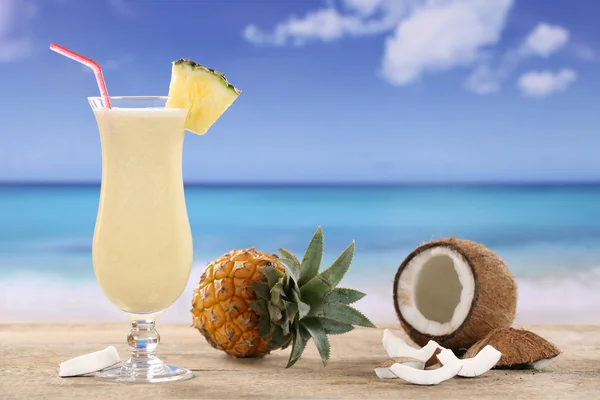 Pina colada koktejl na pláži — Stock fotografie