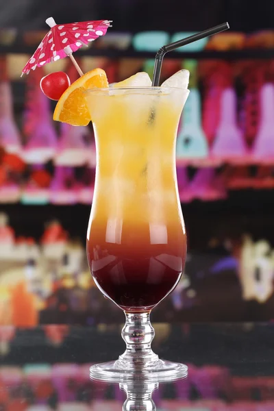 Tequila sunrise cocktail i en bar eller part — Stockfoto