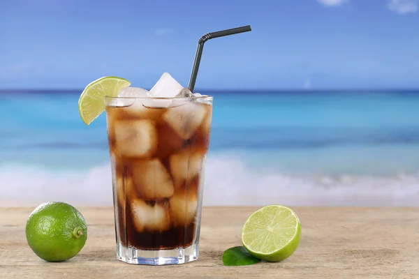 Cola froid en verre sur la plage — Photo
