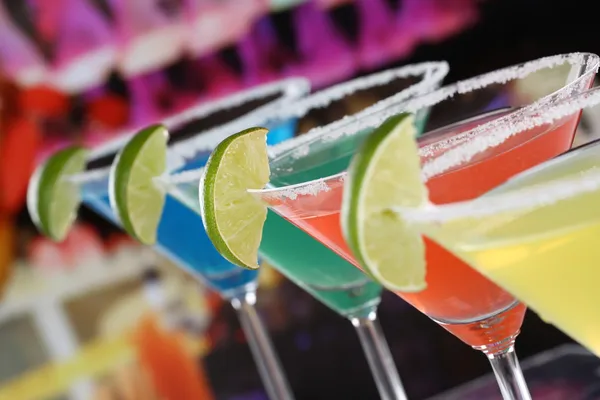 Cocktails en verres Martini dans un bar — Photo