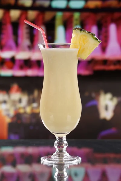 Cóctel Pina Colada en un bar o fiesta — Foto de Stock