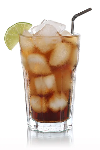 Cola fria em vidro isolado — Fotografia de Stock