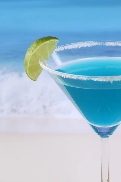 Fermer Blue Curacao cocktail sur la plage — Photo