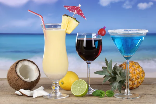 Cocktails op het strand — Stockfoto