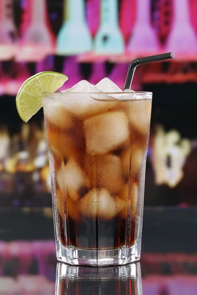 Egy bárban vagy fél pohár hideg cola — Stock Fotó