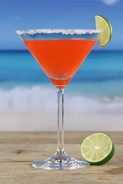 Martini koktejl na pláži — Stock fotografie