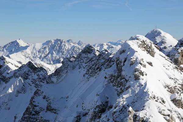 Altas montanhas com neve no inverno — Fotografia de Stock