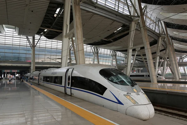 Train à grande vitesse dans la gare de Pékin en Chine — Photo