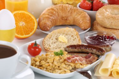 Kahvaltı portakal suyu, reçel, kahve, simit, meyve ile bir