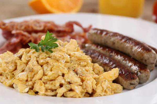 早餐炒鸡蛋、 香肠和培根 — 图库照片