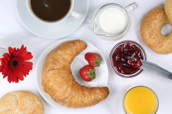 Frühstück mit Croissant, Kaffee und Orangensaft von oben — Stockfoto
