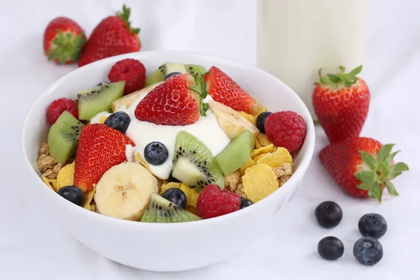 Fruta muesli con yogur para el desayuno —  Fotos de Stock