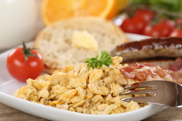 Яичница, сосиски и овощи на завтрак — стоковое фото
