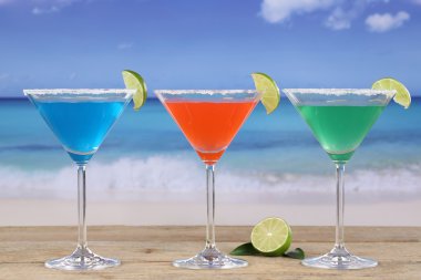 bardaklarda limon ile sahilde martini kokteyl