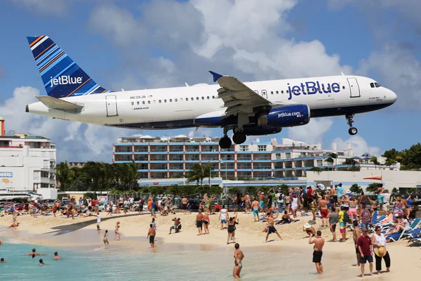 JetBlue Airbusa a320 lądowanie st. maarten — Zdjęcie stockowe