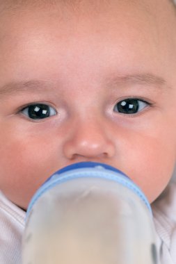 Şişeden içme sütü küçük bebek