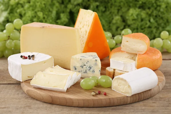 Cheese plate with Camembert, mountain and Swiss cheese — Stock Photo, Image