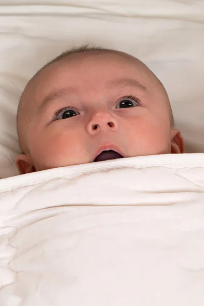 Baby wird mit offenem Mund überrascht — Stockfoto