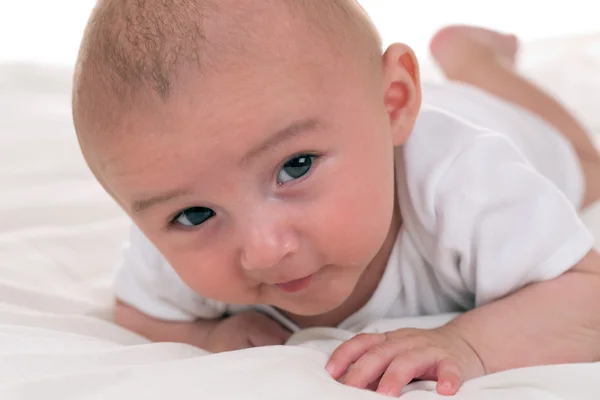 Kleines Baby krabbelt im Bett — Stockfoto