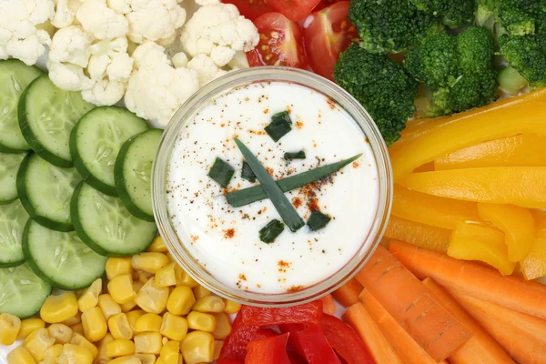 Vegetarian vegetable sticks with dip for eating — Stock Photo, Image