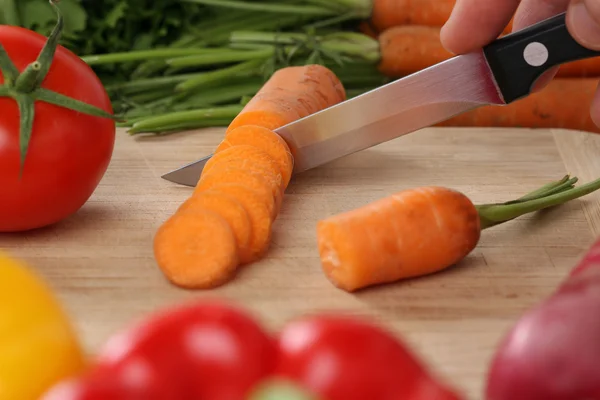 Preparazione di verdure cibo affettato carota su una tavola da cucina — Foto Stock