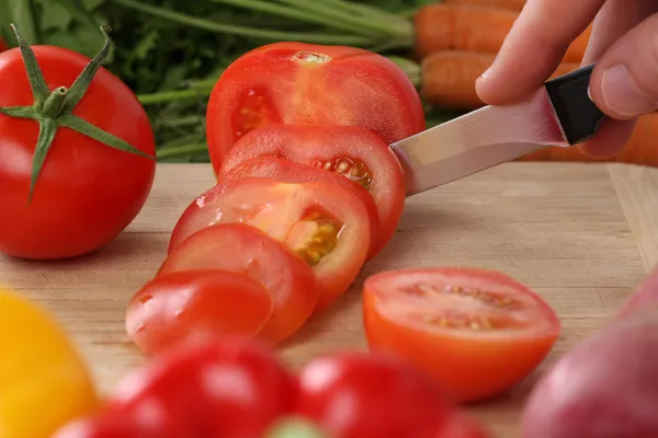 准备蔬菜食物切片番茄厨房板上 — 图库照片