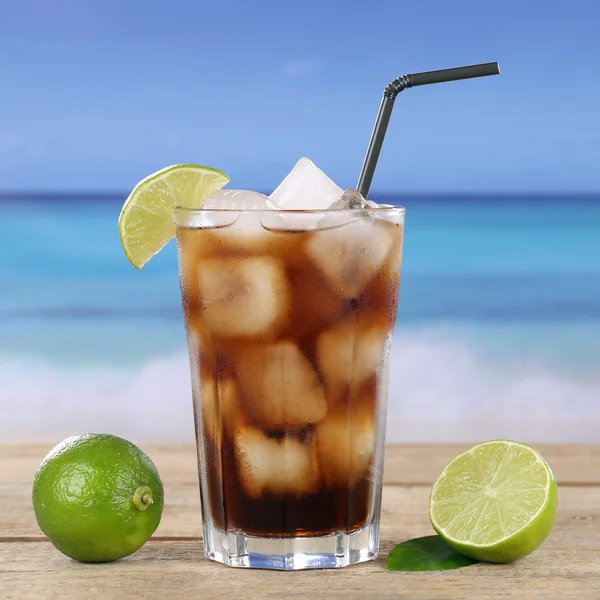 Coquetel Cola ou Cuba Libre na praia — Fotografia de Stock