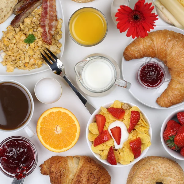 从上面的牛奶、 水果、 咖啡和橙汁果汁套餐 — 图库照片