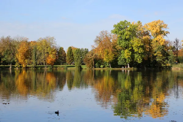 Landskap i höst med färgglada träd och en sjö — Stockfoto