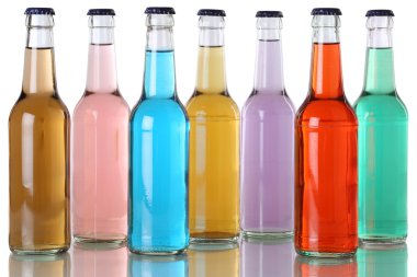 renkli soda içecek kola şişeleri