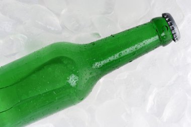 soğuk bir bira buz üstünde