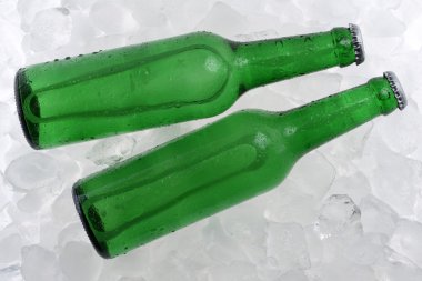 soğuk bir bira şişeleri buz üstünde