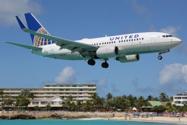 United Airlines Boeing 737-700 landing St. Martin clipart