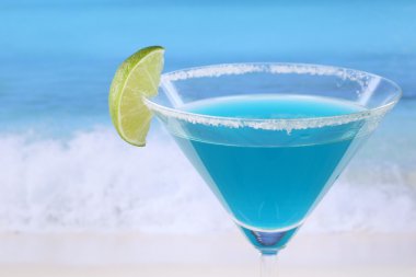 Blue curacao boşaltmak ile sahilde kokteyl