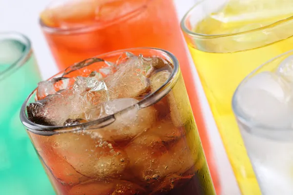 Bunte Limo-Drinks mit Cola — Stockfoto